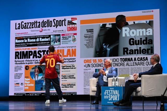 CLAUDIO-RANIERI-IL-LORD-DEL-CALCIO-Nella-foto-Claudio-RANIERI-Alessandro-VOCALELLI-e-ragazzo-con-maglia-Ranieri-70-Festival-dello-Sport-Teatro-S_imagefullwide.jpg